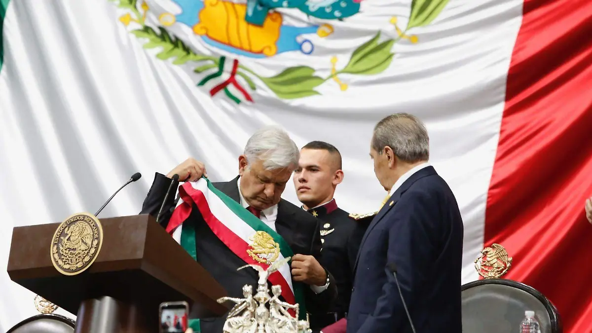 AMLO recibiendo banda presidencial